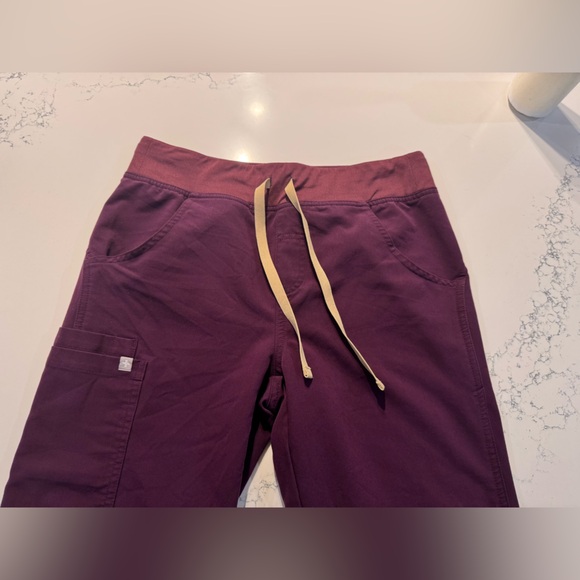 Figs women’s Deep Purple Scrub Set- XS/T Kade Cargo Pant & XXS Casma 3pocket top - Picture 7 of 13